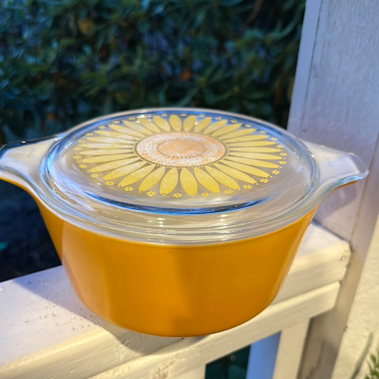 Vtg PYREX Yellow Daisy Orange Lidded Baking Dish 1.5qt