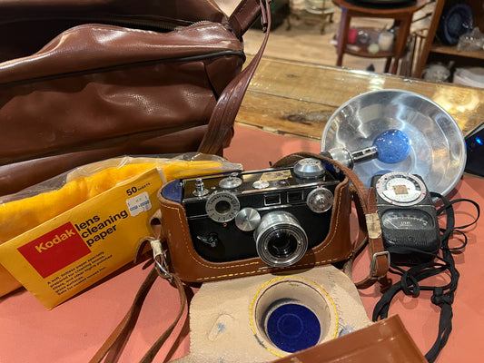 Vtg Argus Coated Cintar Camera with carrying bag, light extension and extra bulbs