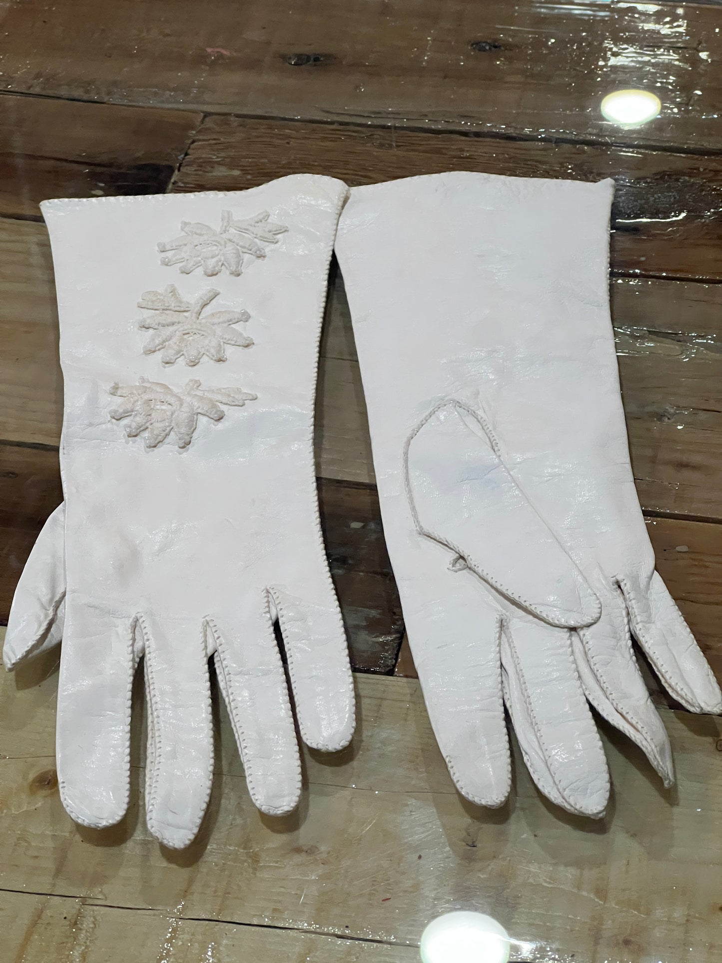 Vtg White Woman’s Leather Gloves