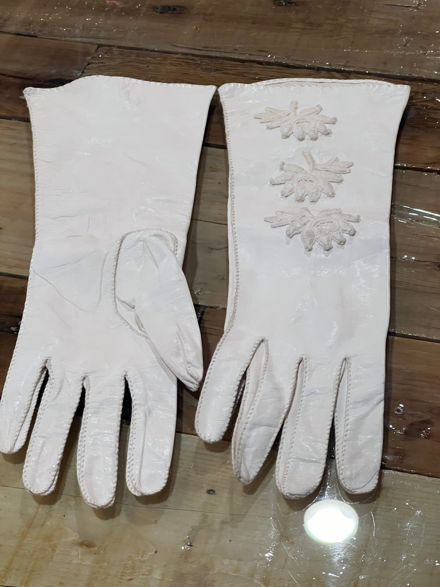 Vtg White Woman’s Leather Gloves