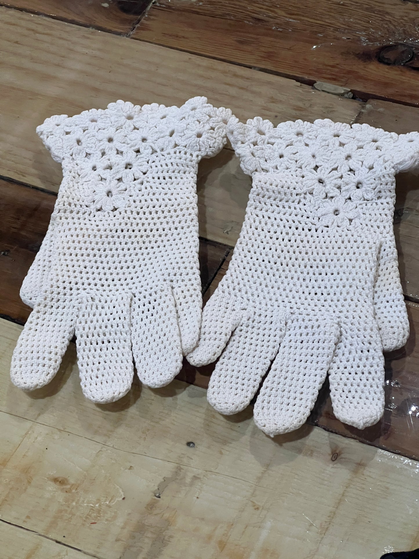 Vtg Ivory Women’s Crochet with floral accent Gloves