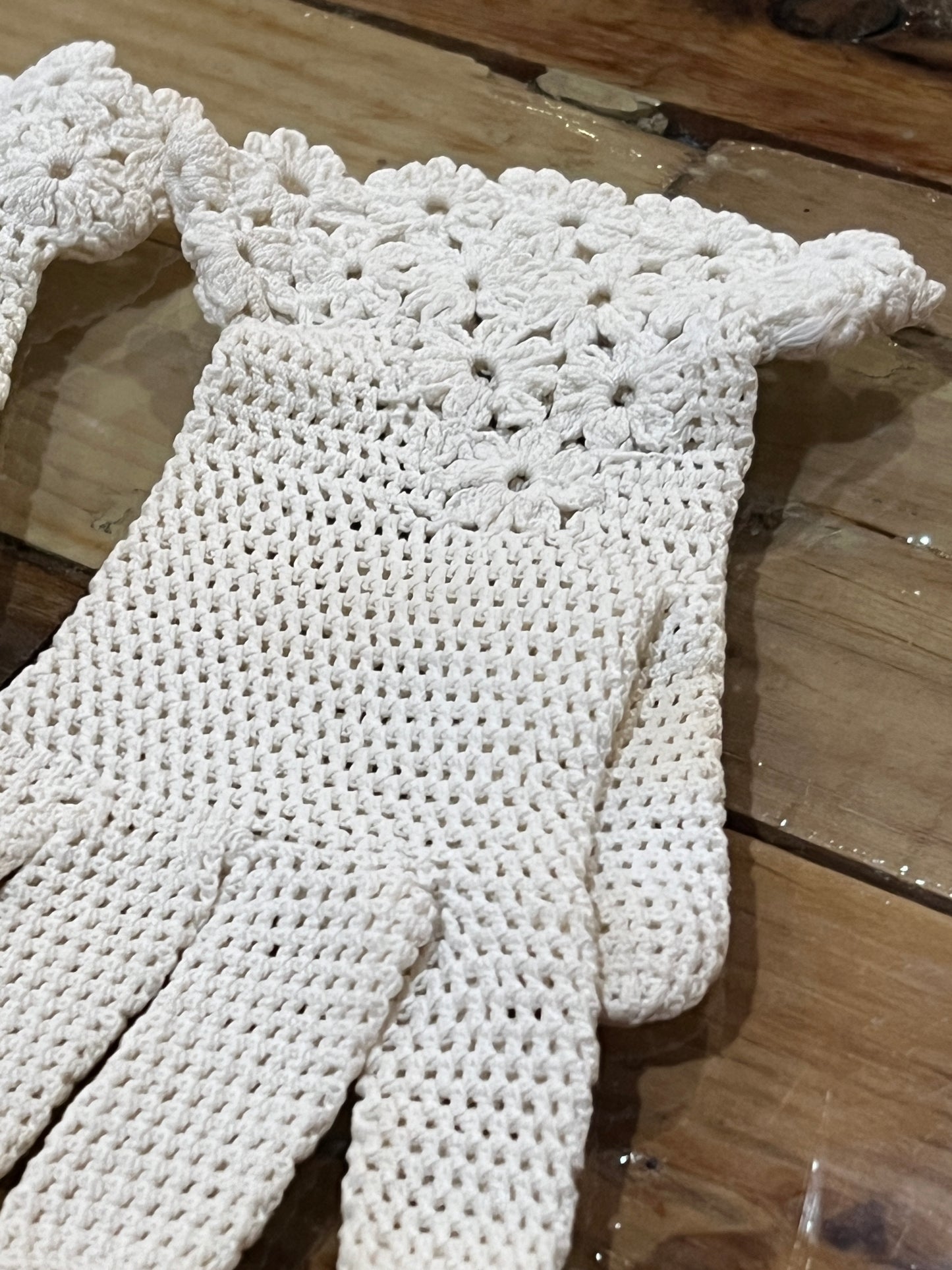 Vtg Ivory Women’s Crochet with floral accent Gloves