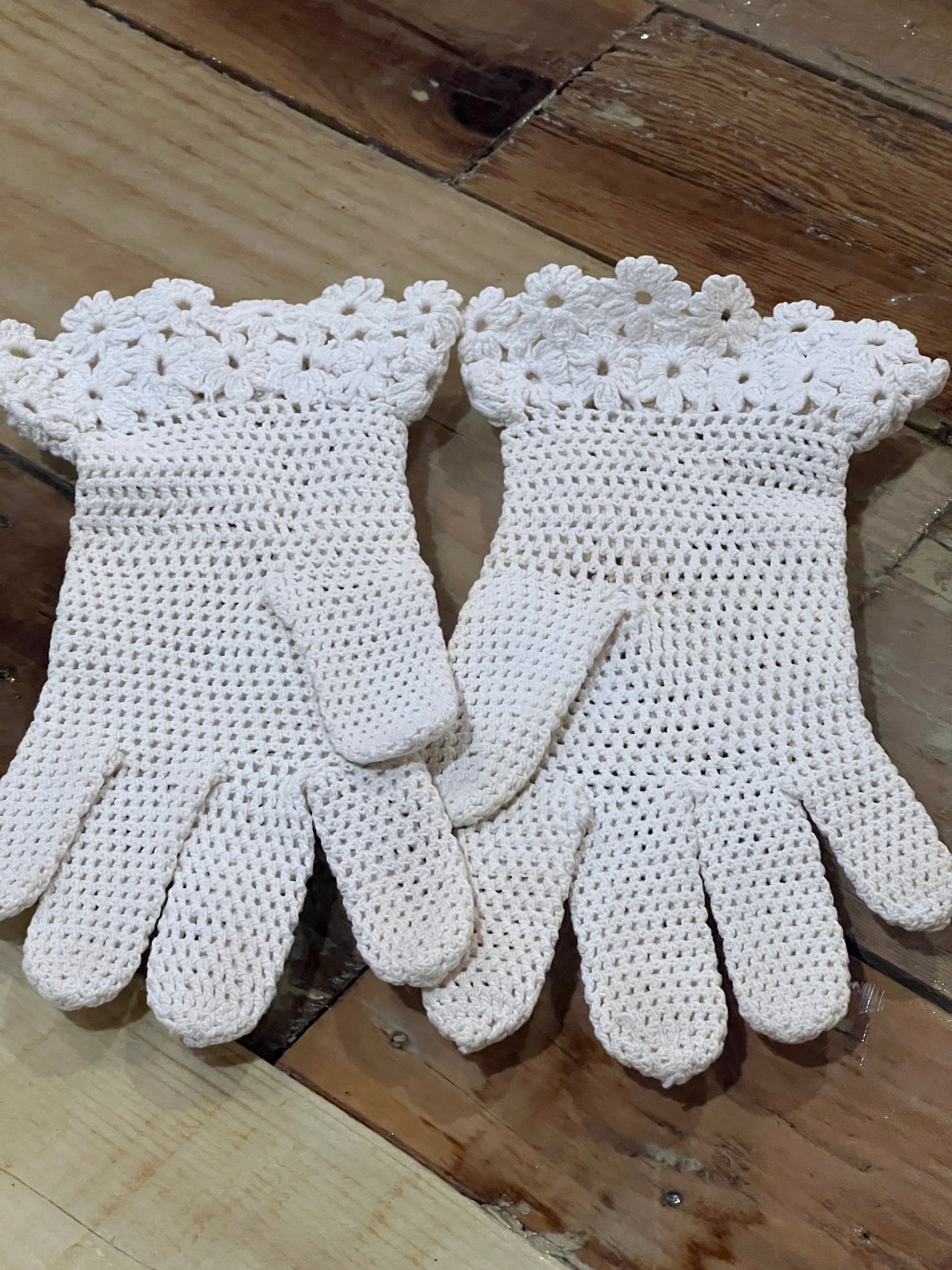 Vtg Ivory Women’s Crochet with floral accent Gloves