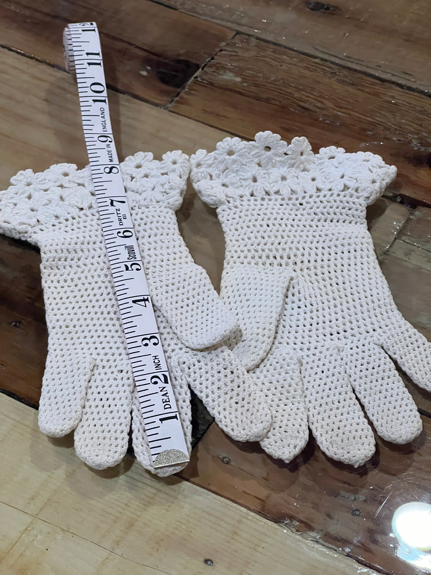 Vtg Ivory Women’s Crochet with floral accent Gloves