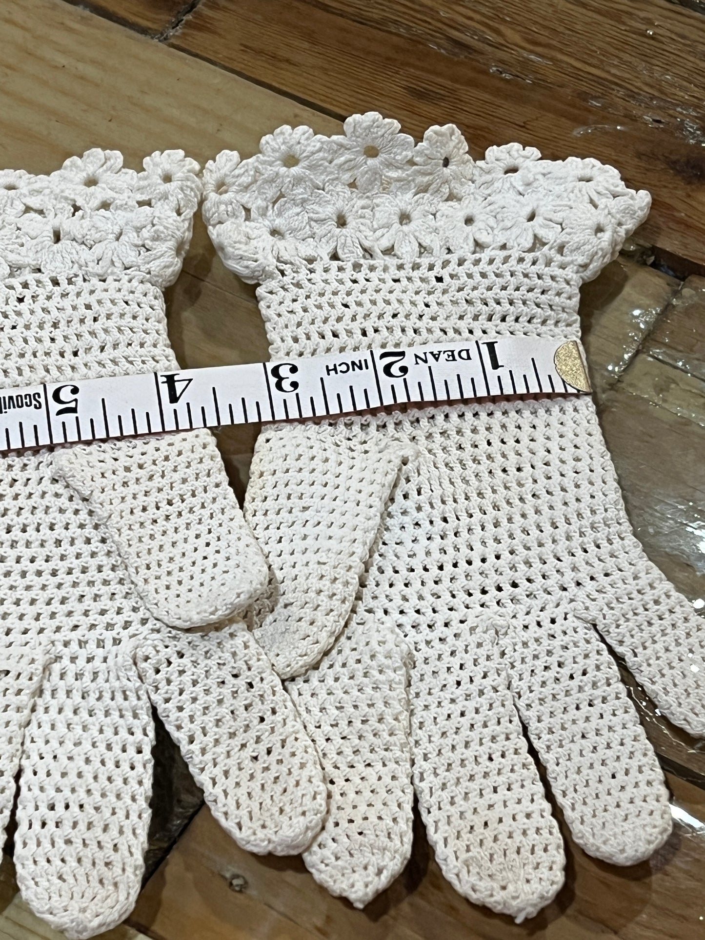 Vtg Ivory Women’s Crochet with floral accent Gloves