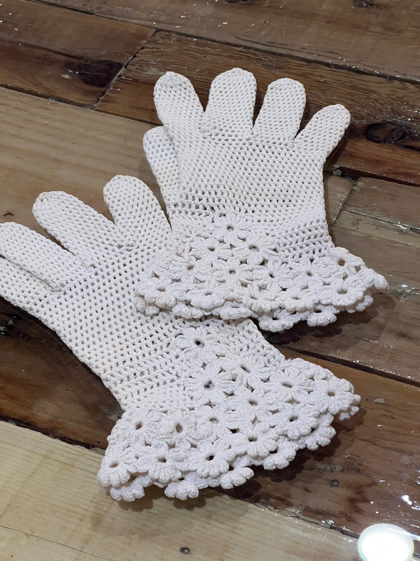 Vtg Ivory Women’s Crochet with floral accent Gloves