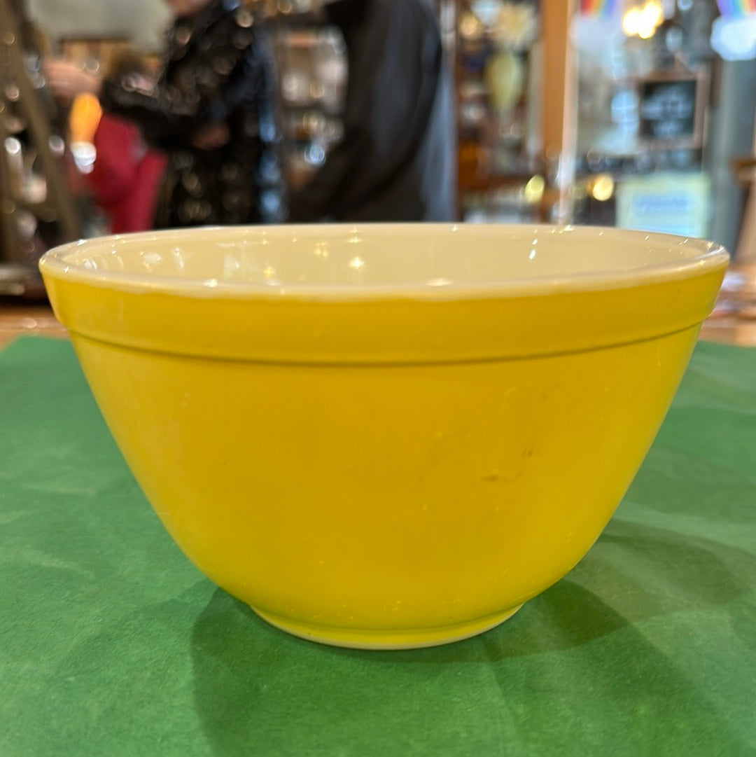 1.5 pint Vtg Pyrex Yellow Primary Color Bowl